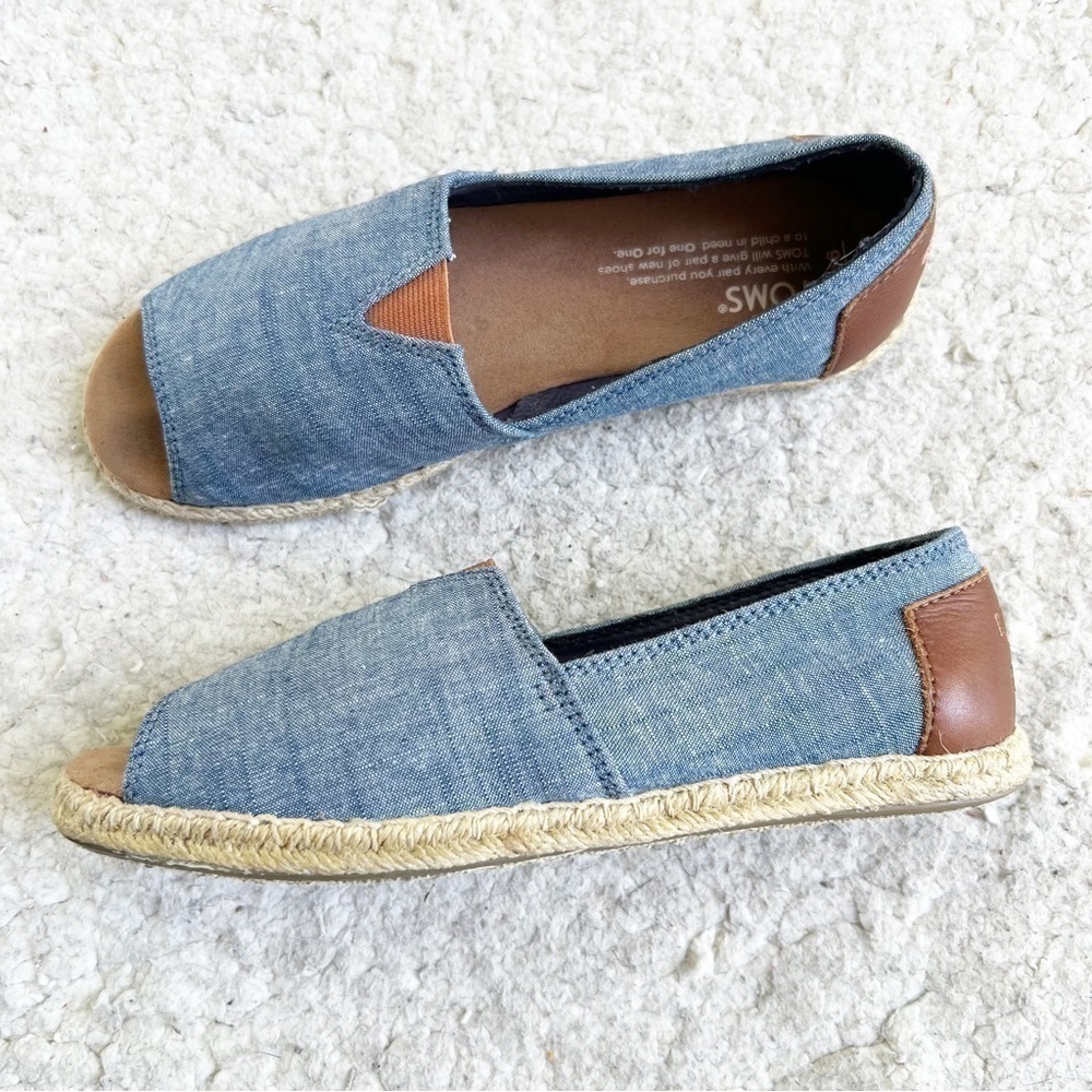 TOMS: Open Toe Slip On Chambray and Leather Alpargata Flat Espadrille Size 6